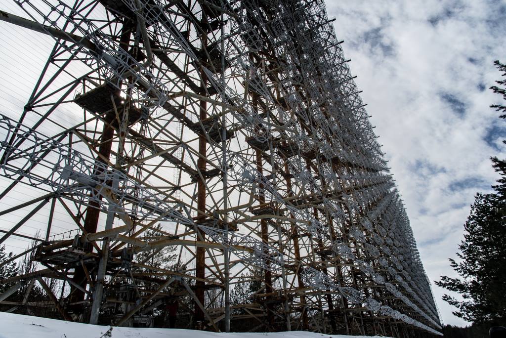 Photo of the antenna, a massive metal frame. 