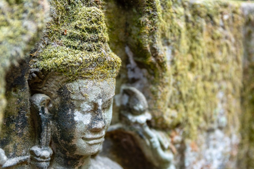 Close up photo of a carving within the walls of Angkor Wat