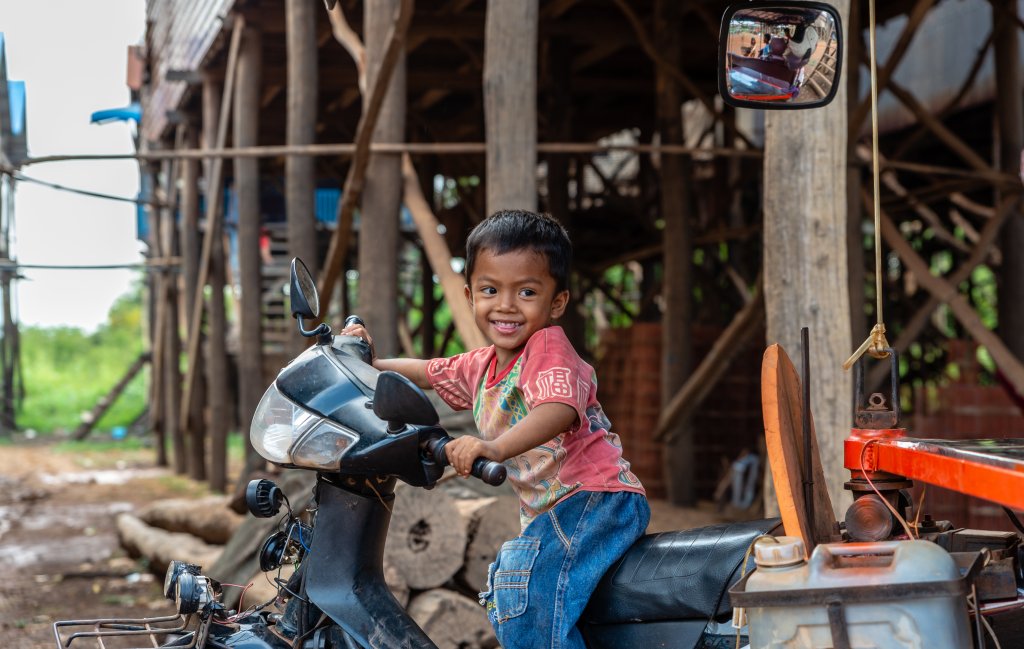 Photo a young boy on a motorbike