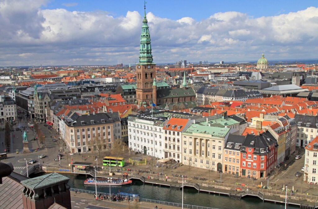 Incredible that there is a tower in the centre of Copenhagen that you can access for free! The view across the cancel and over the city is incredible