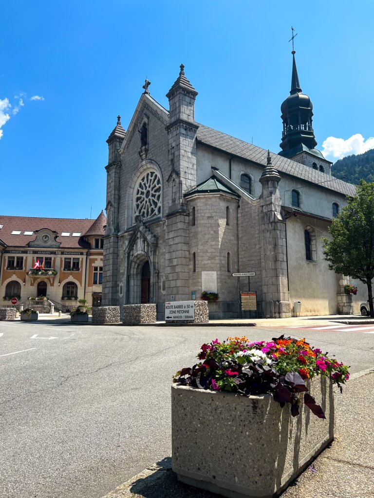 A beautiful church sitting in the middle of the sleepy town of Thônes